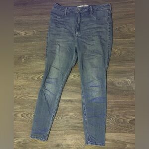 Hollister Women's Curvy Ultra High Rise Jean Legging